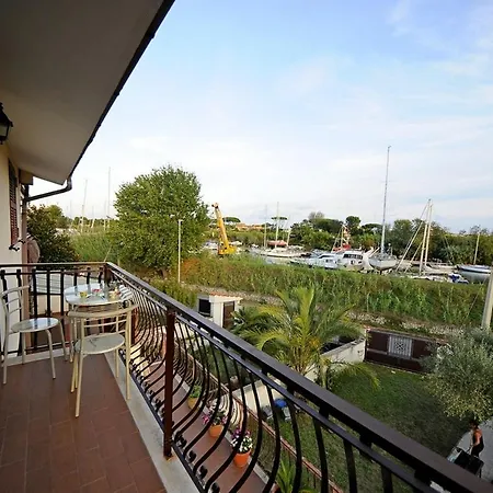 Guest house A La Vue: Shared Bath With Ac Near Fiera Di Roma *