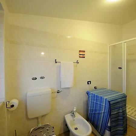 A La Vue: Shared Bath With Ac Near Fiera Di Roma Guest house Fiumicino