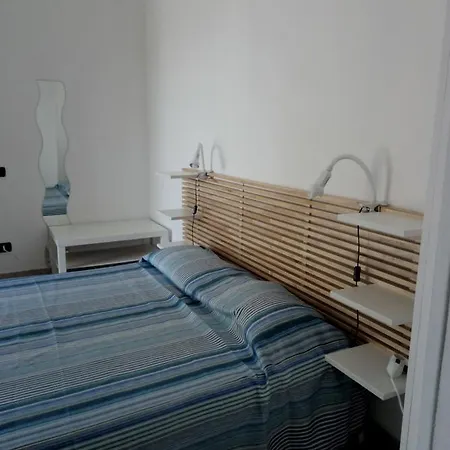 A La Vue: Shared Bath With Ac Near Fiera Di Roma Guest house