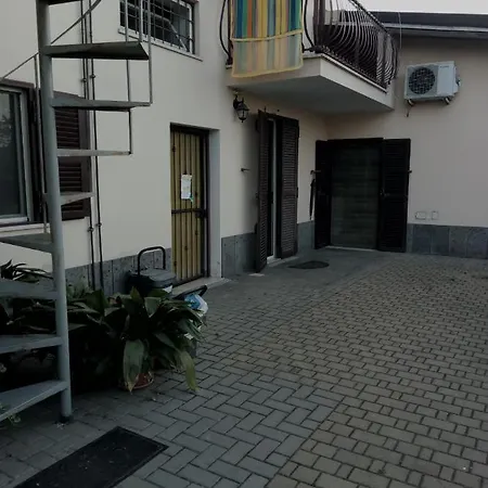 A La Vue: Shared Bath With Ac Near Fiera Di Roma Guest house *