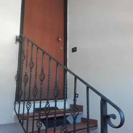 Guest house A La Vue: Shared Bath With Ac Near Fiera Di Roma *