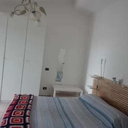 Guest house A La Vue: Shared Bath With Ac Near Fiera Di Roma