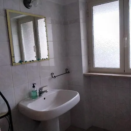 A La Vue: Shared Bath With Ac Near Fiera Di Roma