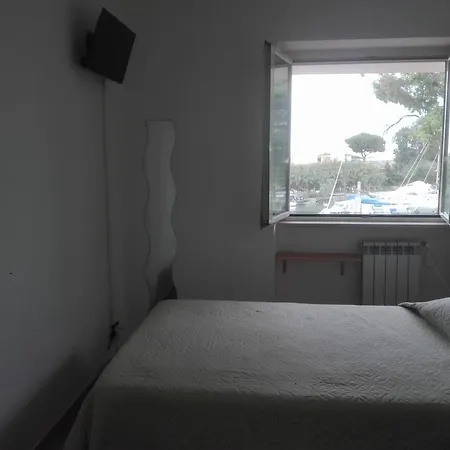 A La Vue: Shared Bath With Ac Near Fiera Di Roma Guest house *