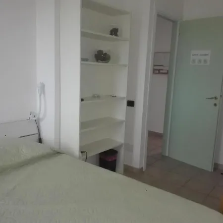 Guest house A La Vue: Shared Bath With Ac Near Fiera Di Roma Fiumicino
