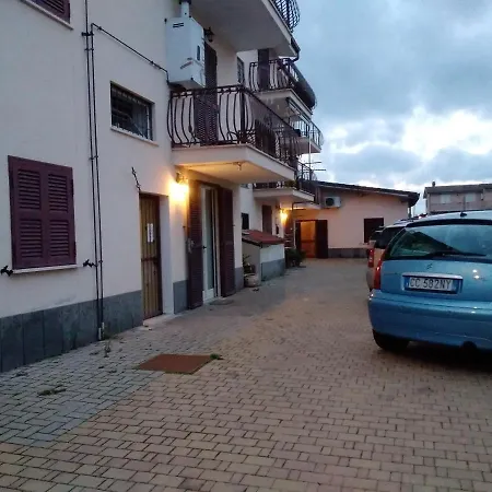 A La Vue Bagno Condiviso Shared Both2piano No Lift No Navetta A Pagamento Aria Condizionata Ed Extra Bed 3 Minuti A Piedi Da Bus Per Fiera Di Roma Pensión