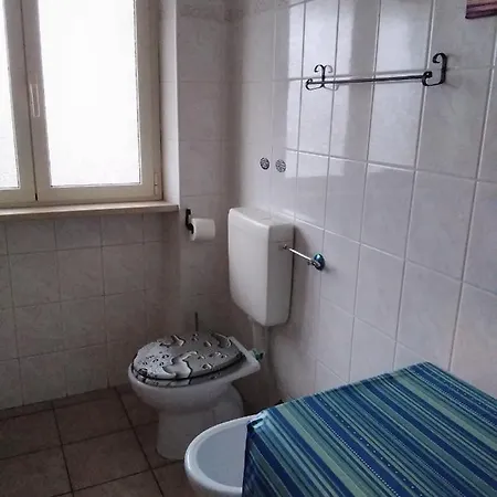 A La Vue: Shared Bath With Ac Near Fiera Di Roma Fiumicino