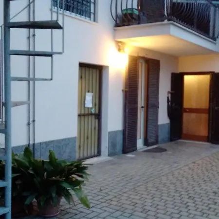 Guest house A La Vue: Shared Bath With Ac Near Fiera Di Roma